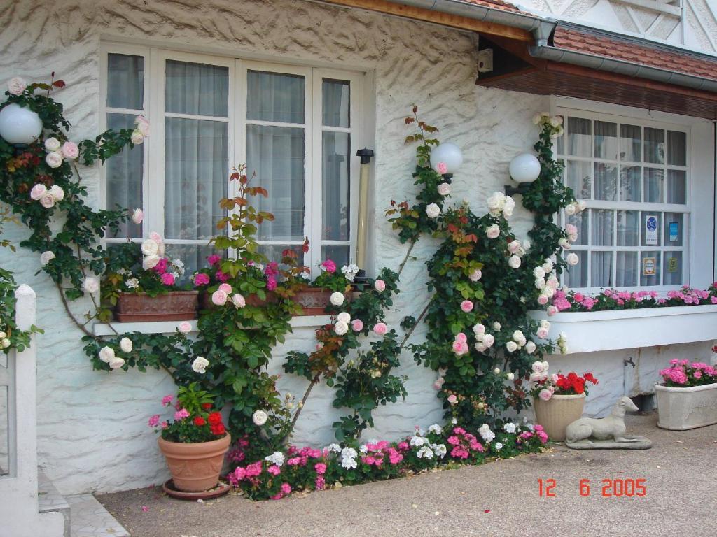 Hotel Restaurant Maison Blanche Rungis Eksteriør billede